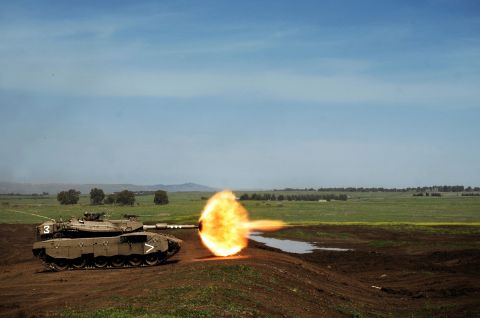 Panzer feuert mit Flamme
