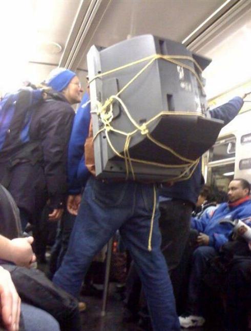 Die besten 100 Bilder in der Kategorie unglaublich: Fernseher-Transport in U-Bahn