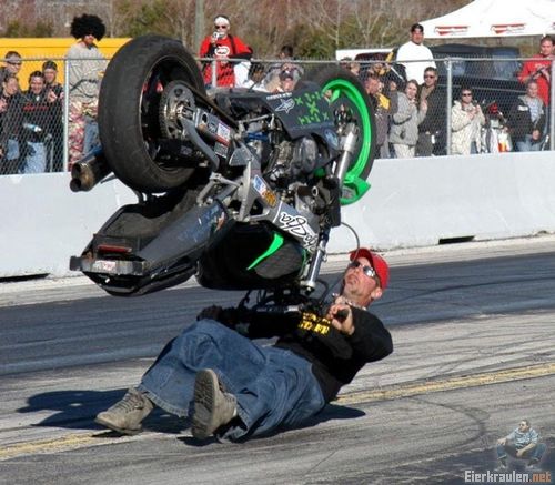 Die besten 100 Bilder in der Kategorie motorraeder: Motorrad-Stunt - Aua