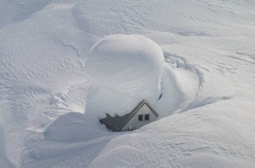 Schnee auf Haus