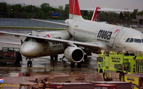 Flugzeug-Kontakt - Kratzer beim einparken