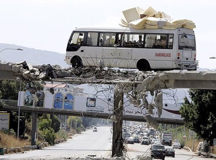 Die besten 100 Bilder in der Kategorie gefaehrlich: Bus fÃ¤hrt Ã¼ber eine gefÃ¤hrliche BrÃ¼cke