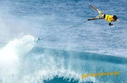 Die besten 100 Bilder in der Kategorie sport: Surfer fliegt ab