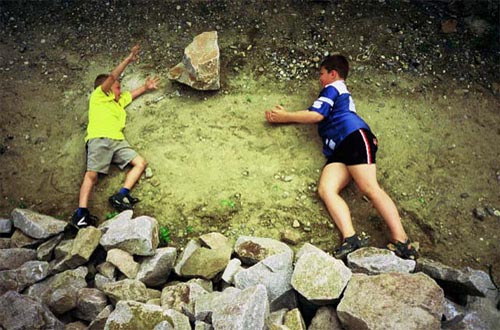 Jungs spielen mit Steinchen