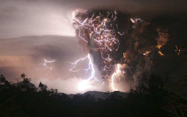 Die besten 100 Bilder in der Kategorie natur: Vulkanausbruch-Gewitterwolke