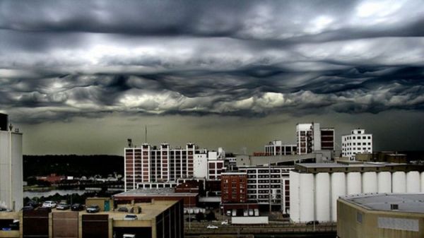 Die besten 100 Bilder in der Kategorie wolken: WetterphÃ¤nomen Wolken Ã¼ber Stadt