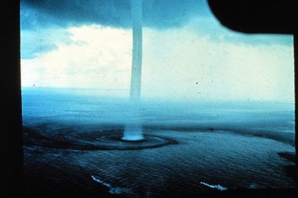 Die besten 100 Bilder in der Kategorie natur: Tornado Ã¼ber Wasser mit Schiffe