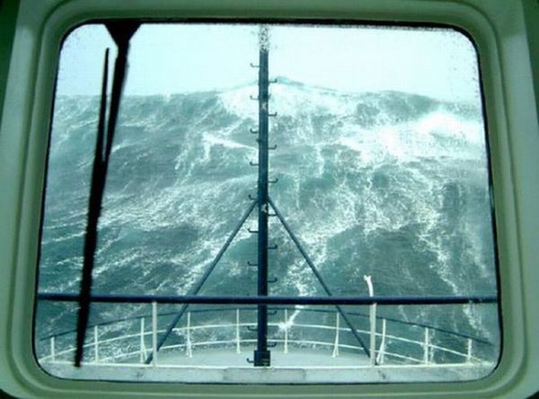Die besten 100 Bilder in der Kategorie schiffe: Riesenwelle vor Schiff
