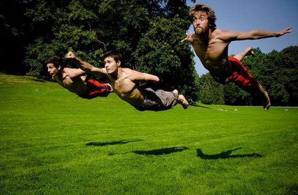 Die besten 100 Bilder in der Kategorie quatsch: Supermen fliegen im Tiefflug Ã¼ber Wiese