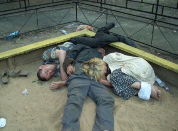Die besten 100 Bilder in der Kategorie betrunkene: Betrunkene im Sandkasten - Schnuckelparty