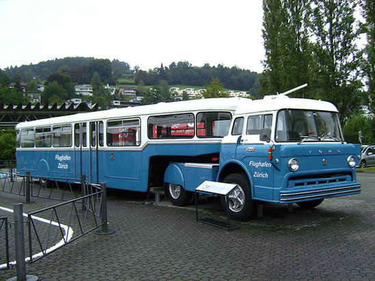 Laster-Bus-Kombination