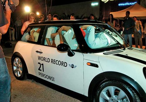 Welt-Rekord: 21 Personen in einem Mini