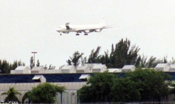 Die besten 100 Bilder in der Kategorie flugzeuge: Flugzeug hat TÃ¼re wÃ¤rend des Fluges geÃ¶ffnet.