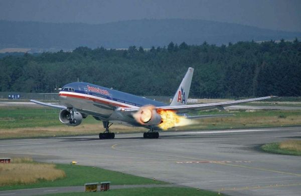 Die besten 100 Bilder in der Kategorie flugzeuge: Flugzeug-Triebwerk brennt ein wenig