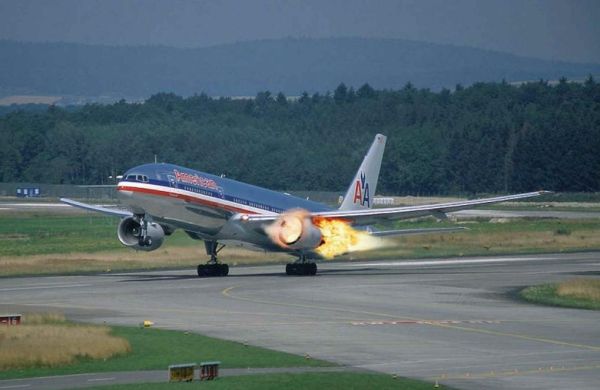 Flugzeug-Triebwerk brennt ein wenig