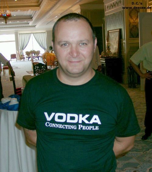 Die besten 100 Bilder in der Kategorie t-shirt_sprueche: Vodka - Connecting People