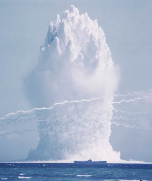 Riesen Wasser Explosion mit Schiff davor