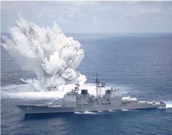 Wasser Explosion neben Kriegsschiff