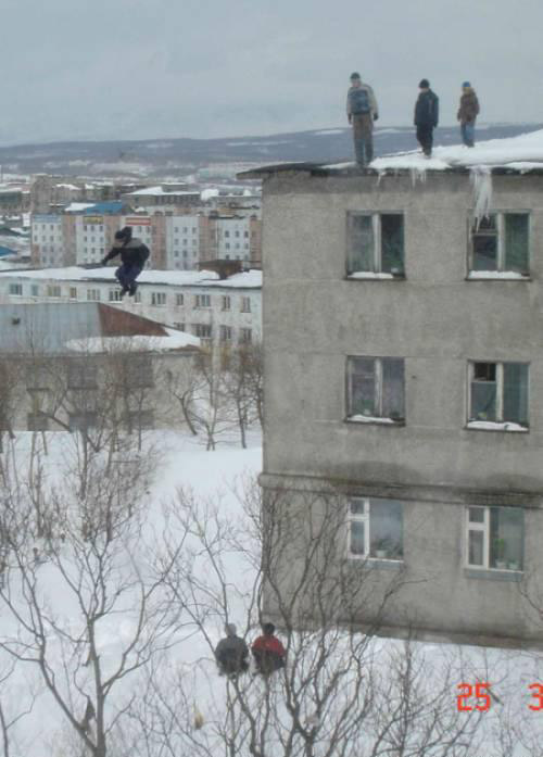 Sprung vom Dach eines 3-stÃ¶ckigen Hauses in Schnee