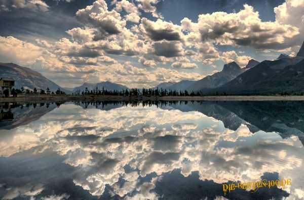 Wolken spiegeln sich in spiegelglattem See