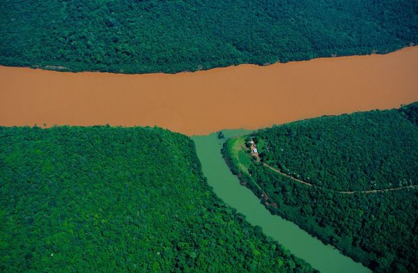 Die besten 100 Bilder in der Kategorie natur: Brauner und GrÃ¼ner Fluss treffen sich