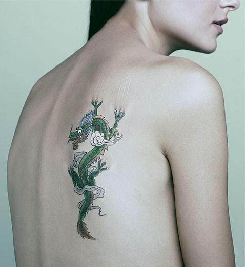 Die besten 100 Bilder in der Kategorie coole_tattoos: Tattoo - Drache rutscht den Bucker runter