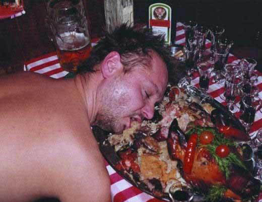 Die besten 100 Bilder in der Kategorie betrunkene: Betrunkener schlÃ¤ft im Essen
