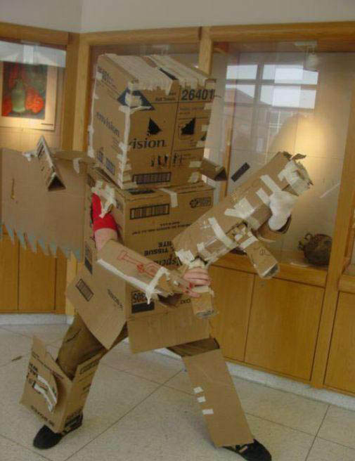 Roboter-Verkleidung aus Papp-Kartons