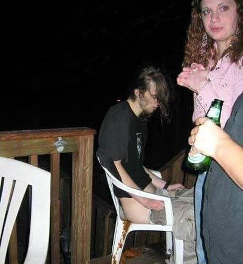 Die besten 100 Bilder in der Kategorie betrunkene: Betrunkener scheisst sich auf der Party in die Hose und auf den Stuhl - Hardcore-Ekel