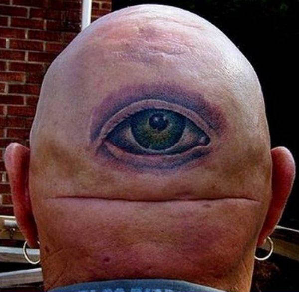 Auge-Tattoo am Hinterkopf