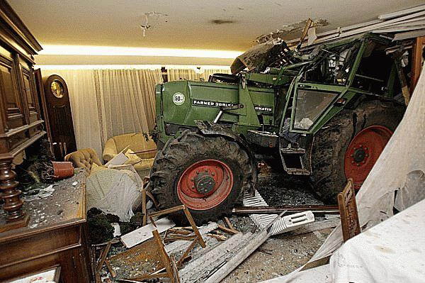 Die besten 100 Bilder in der Kategorie autos: Traktor im Wohnzimmer