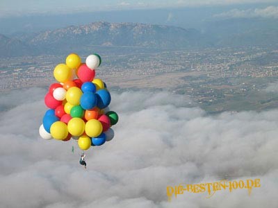 Mit Luftballons Ã¼ber den Wolken