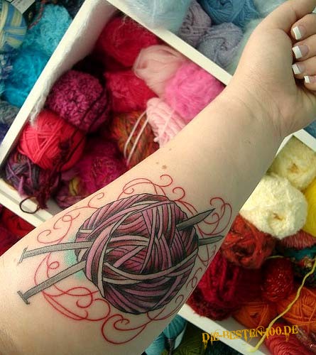 Die besten 100 Bilder in der Kategorie lustige_tattoos: Wolle-Strick-Tattoo