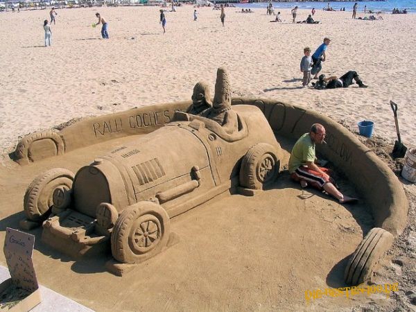 Auto aus Sand mit Homer und Marge