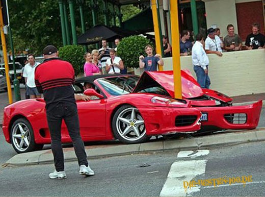 Die besten 100 Bilder in der Kategorie autos: Ferrari knutscht Mast