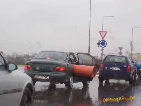 Abflussrohr-Transport mit dem Auto bei offener Beifahrer-TÃ¼re