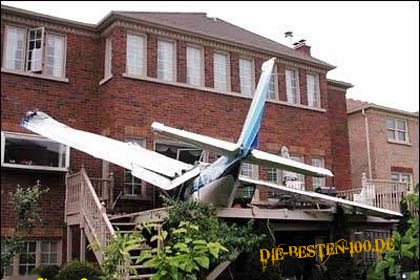 Flugzeug Notlandung in Haus