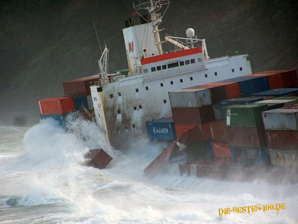 Schiff aufgelaufen und verliert Ladung bei schwerem Seegang