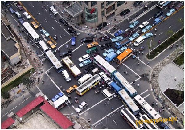 Die besten 100 Bilder in der Kategorie verkehr: Verkehrschaos auf Kreuzung