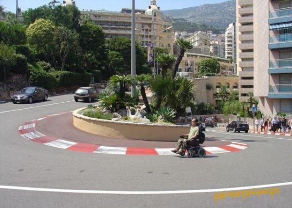 Monte Carlo Rennstrecke mit Rennwagen
