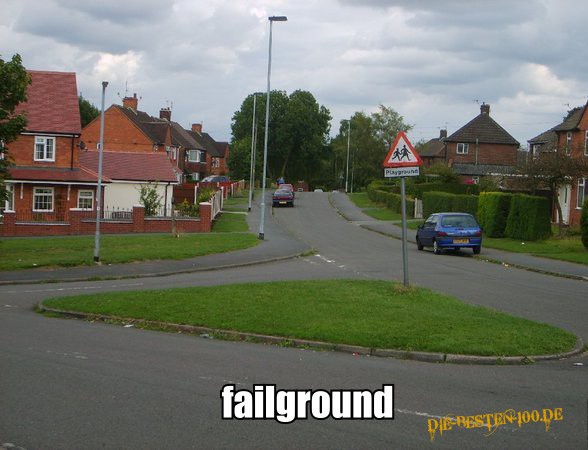Die besten 100 Bilder in der Kategorie fail: Failground - Playground auf Verkehrsinsel