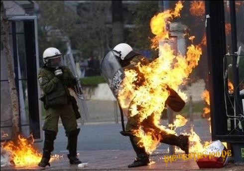 Die besten 100 Bilder in der Kategorie schlimme_sachen: Polizist steht in Flammen
