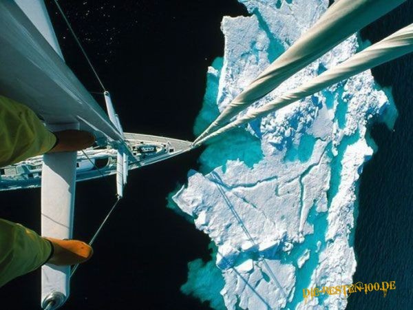 Die besten 100 Bilder in der Kategorie schiffe: Schiff vor Eisberg aus Vogelperspektive
