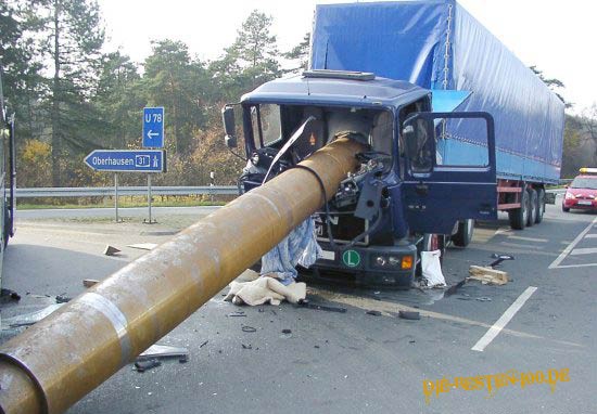 Die besten 100 Bilder in der Kategorie unfaelle: GlÃ¼ck im UnglÃ¼ck! Transportgut schiesst durch FÃ¼hrerhaus.