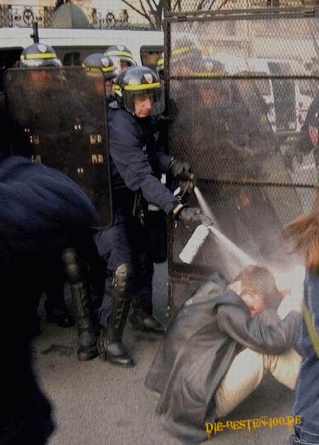 Die besten 100 Bilder in der Kategorie schlimme_sachen: Polizei-TrÃ¤nengas-Attacke gegen Demonstrant