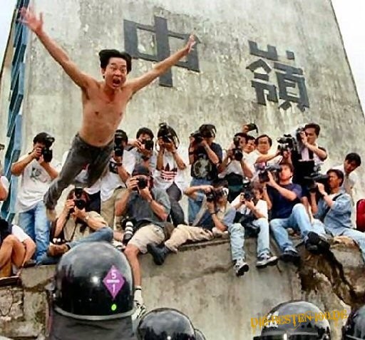 Die besten 100 Bilder in der Kategorie gefaehrlich: Demonstrant springt auf Polizisten
