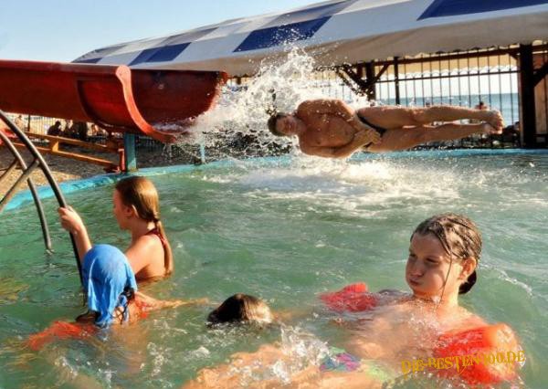 Wasserrutsche schiesst Mann heraus