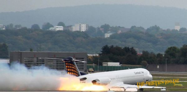 Die besten 100 Bilder in der Kategorie flugzeuge: Flugzeug Notlandung mit Feuer