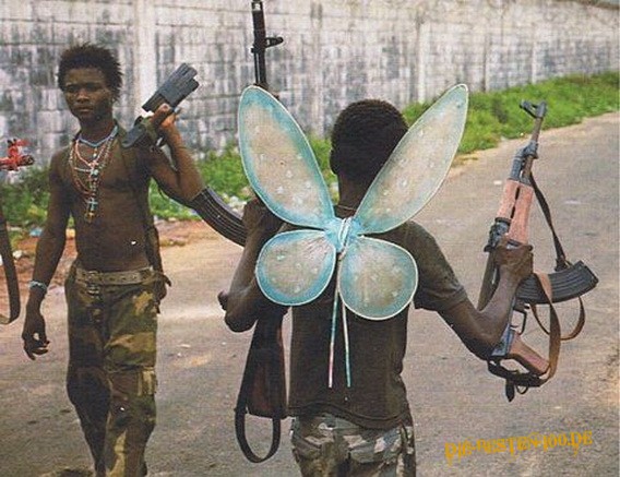 Die besten 100 Bilder in der Kategorie allgemein: Afrikanische Kinder mit Waffen und Elfen-FlÃ¼gel