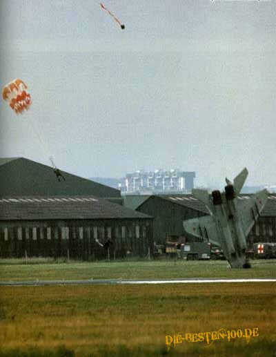 Die besten 100 Bilder in der Kategorie flugzeuge: DÃ¼senjÃ¤ger-Absturz mit Schleudersitz-Rettung des Piloten